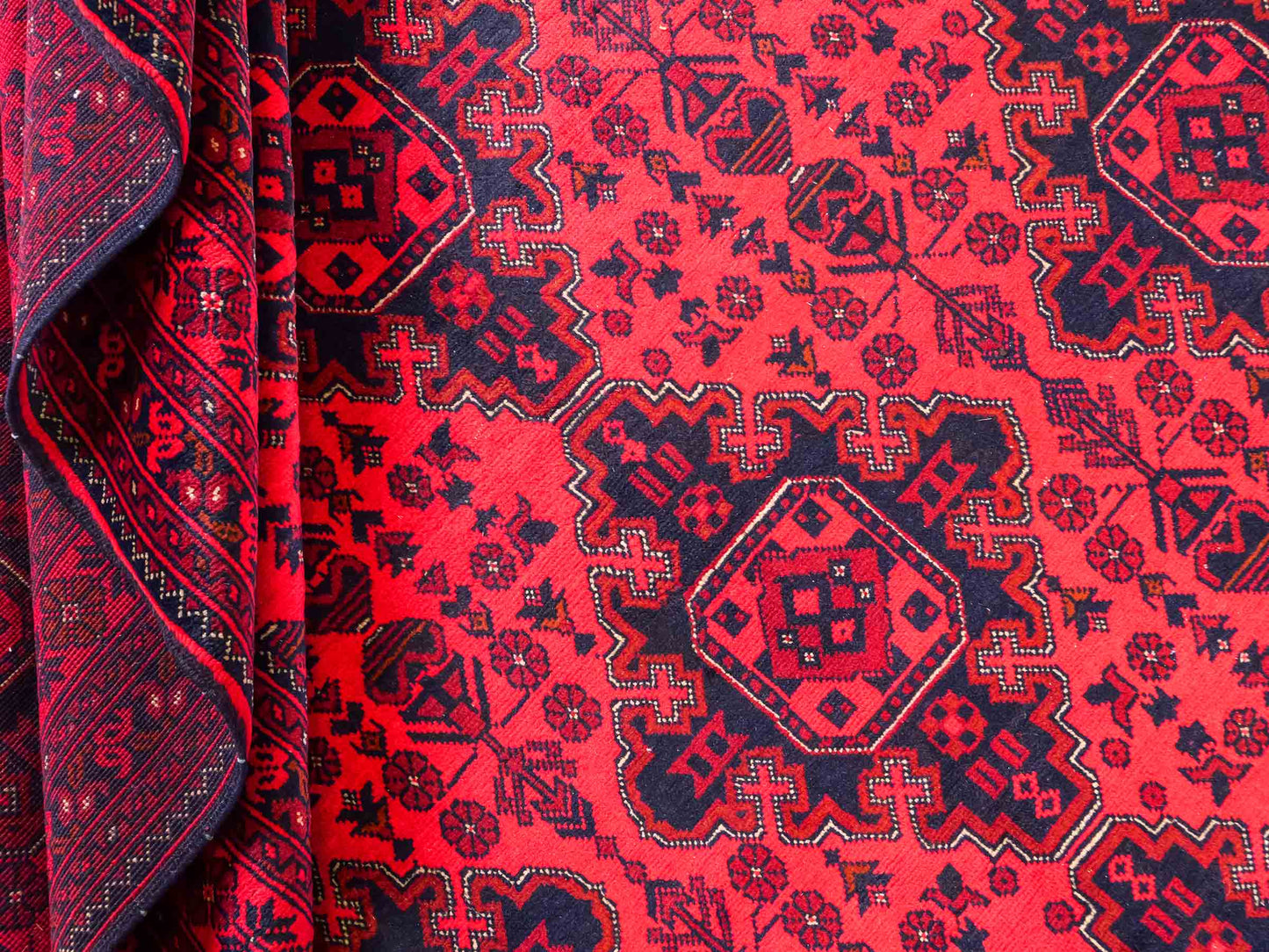 Feiner, handgeknüpfter Khal Mohammadi Orientteppich aus Wolle von Khademi. Größe: 290 x 197 cm. Farbe: Rot, blau. Verkauf durch JUPITER Intl.