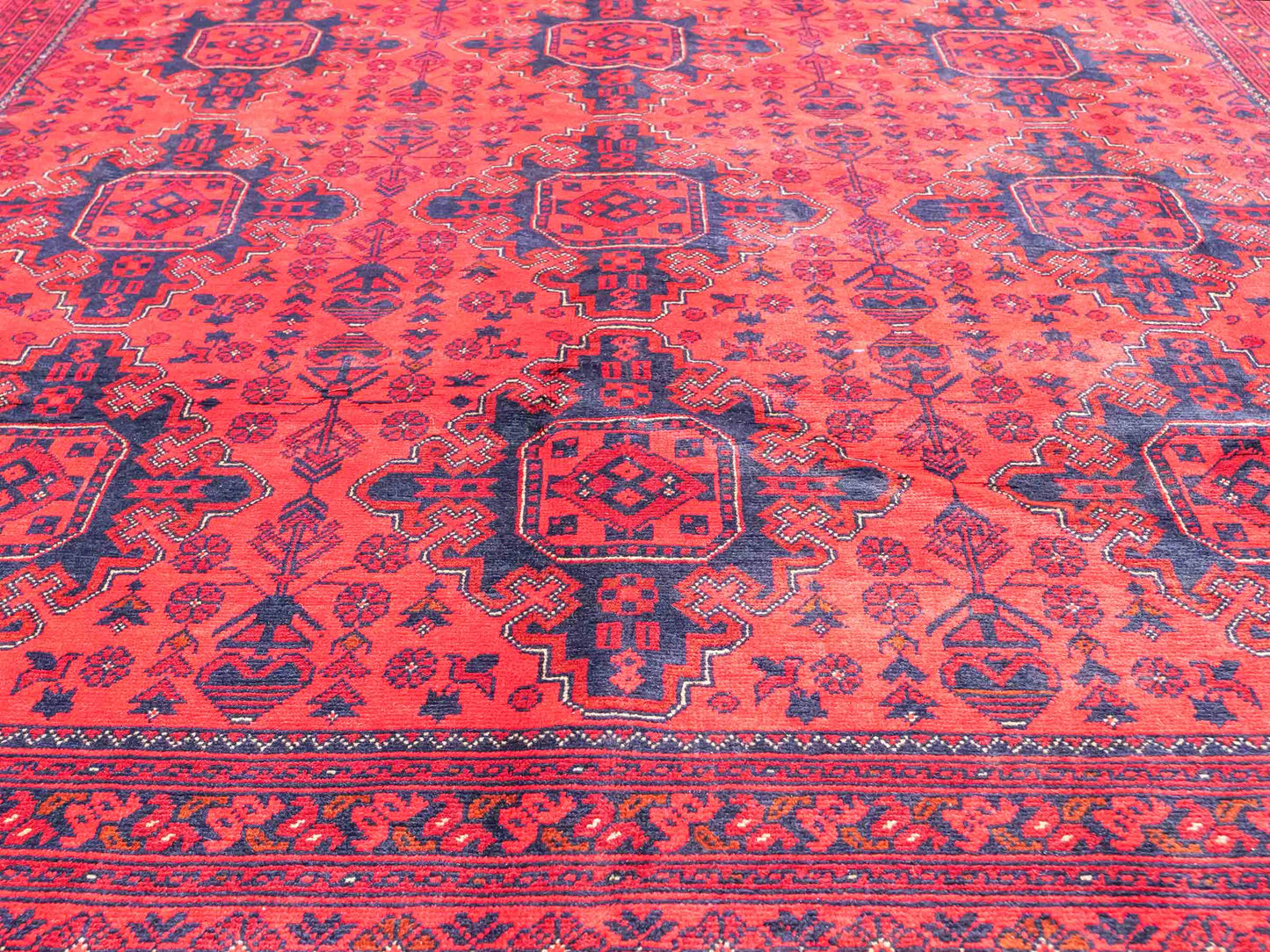 Feiner, handgeknüpfter Khal Mohammadi Orientteppich aus Wolle von Khademi. Größe: 290 x 197 cm. Farbe: Rot, blau. Verkauf durch JUPITER Intl.