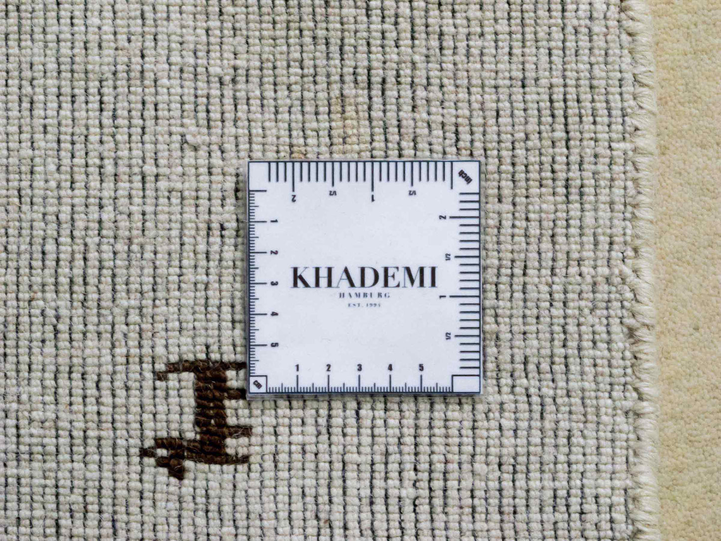 Moderner, Handloom Lori Gabbeh Orientteppich von Khademi aus Wolle, cremeweiß. Nomaden-Design. Produziert in Indien. Größe: 141x102cm. Teppichnummer: KB4-1561. Verkauf durch Jupiter Intl.