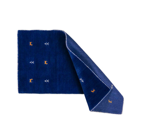 Moderner, Handloom Lori Gabbeh Orientteppich von Khademi aus Wolle, blau. Geometrisches Nomaden-Design. Produziert in Indien. Größe: 144x74cm. Teppichnummer: KB4-1516. Verkauf durch Jupiter Intl.