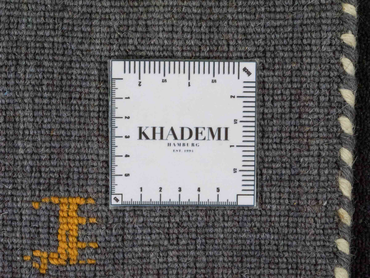 Moderner, Handloom Lori Gabbeh Orientteppich von Khademi aus Wolle, grau. Nomaden-Design. Produziert in Indien. Größe: 145x79cm. Teppichnummer: KB4-1538. Verkauf durch Jupiter Intl.