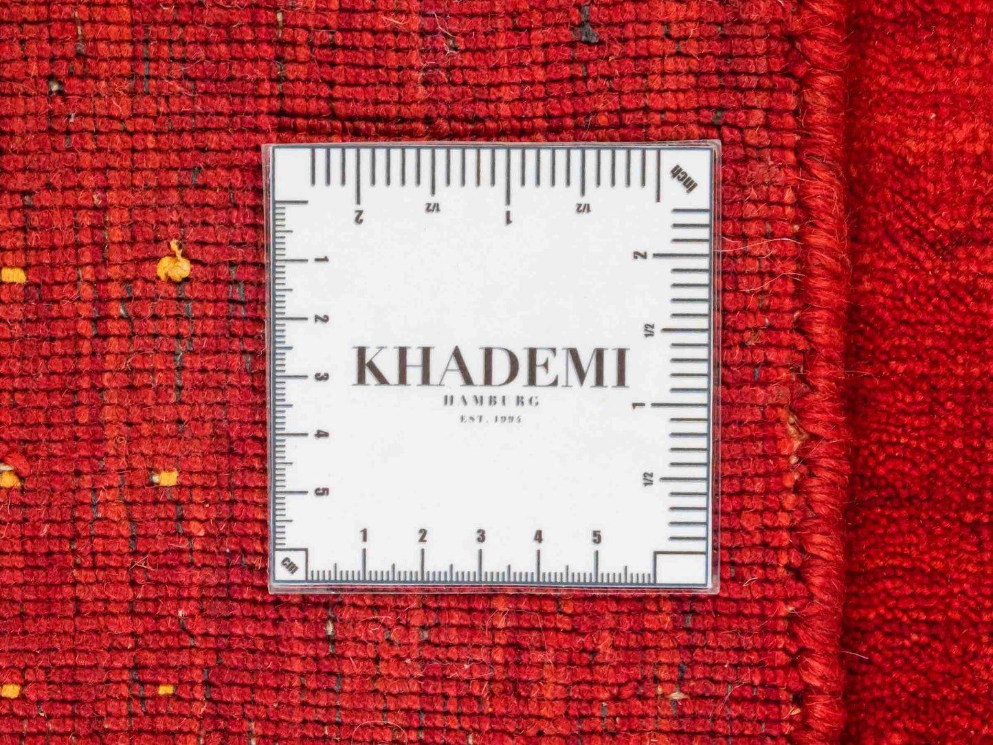 Moderner, Handloom Lori Gabbeh Orientteppich von Khademi aus Wolle, rot. Geometrisches Nomaden-Design. Produziert in Indien. Größe: 145x87cm. Teppichnummer: KB4-1509. Verkauf durch Jupiter Intl.