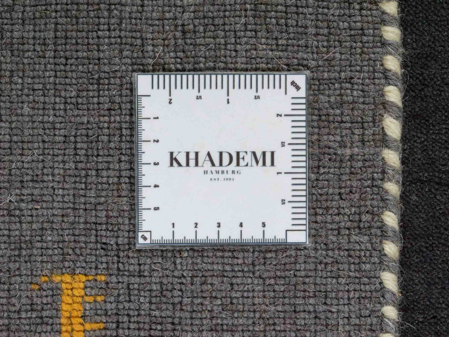 Moderner, Handloom Lori Gabbeh Orientteppich von Khademi aus Wolle, grau. Nomaden-Design. Produziert in Indien. Größe: 146x80cm. Teppichnummer: KB4-1537. Verkauf durch Jupiter Intl.