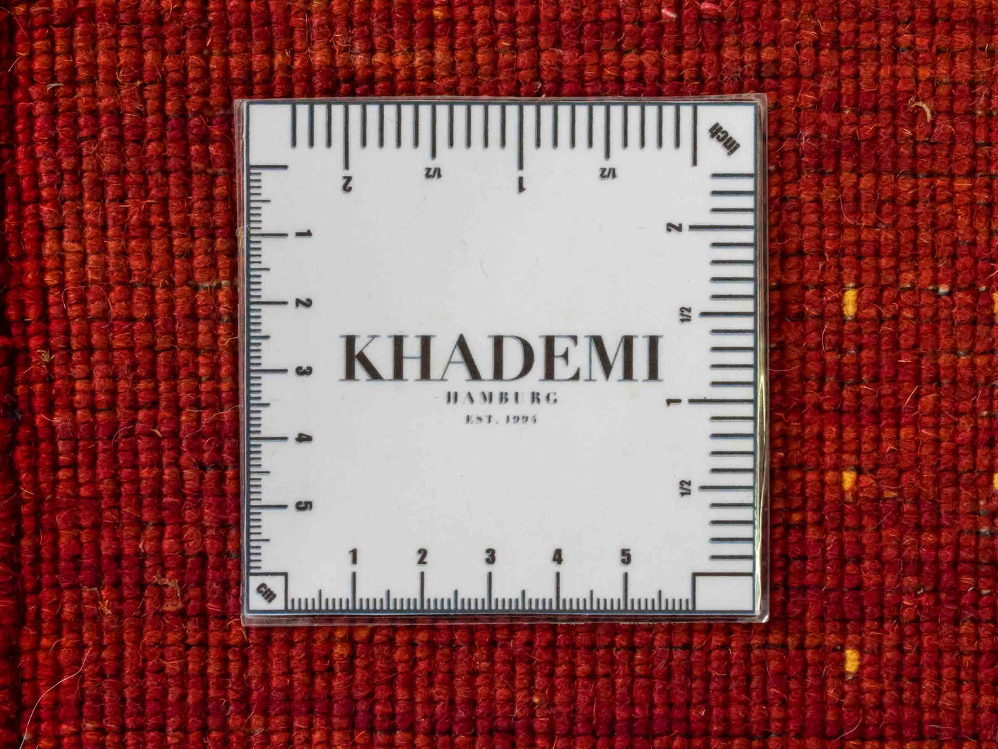 Moderner, Handloom Lori Gabbeh Orientteppich von Khademi aus Wolle, rot. Geometrisches Nomaden-Design. Produziert in Indien. Größe: 146x88cm. Teppichnummer: KB4-1506. Verkauf durch Jupiter Intl.