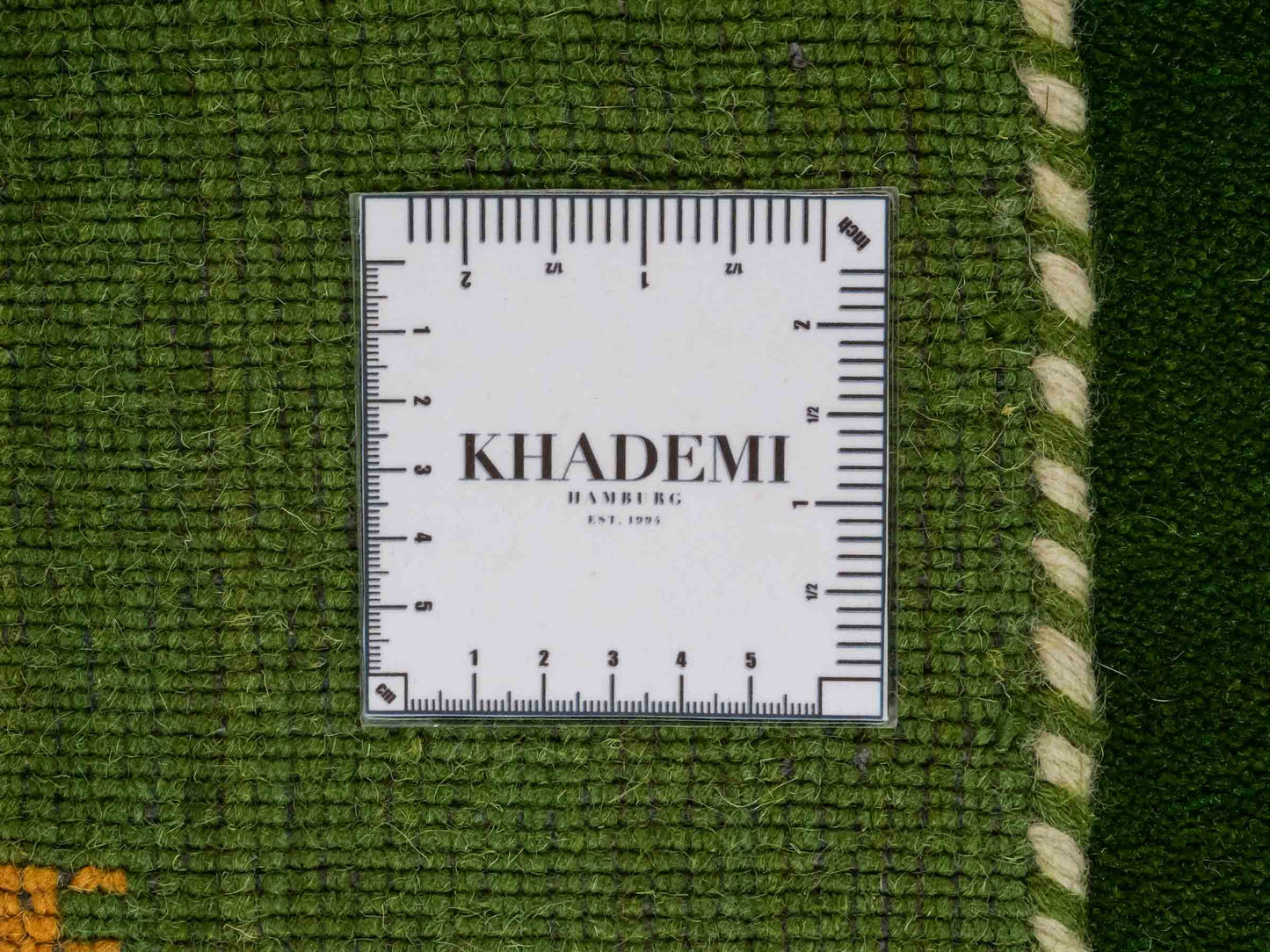 Moderner, Handloom Lori Gabbeh Orientteppich von Khademi aus Wolle, grün. Nomaden-Design. Produziert in Indien. Größe: 149x81cm. Teppichnummer: KB4-1559. Verkauf durch Jupiter Intl.