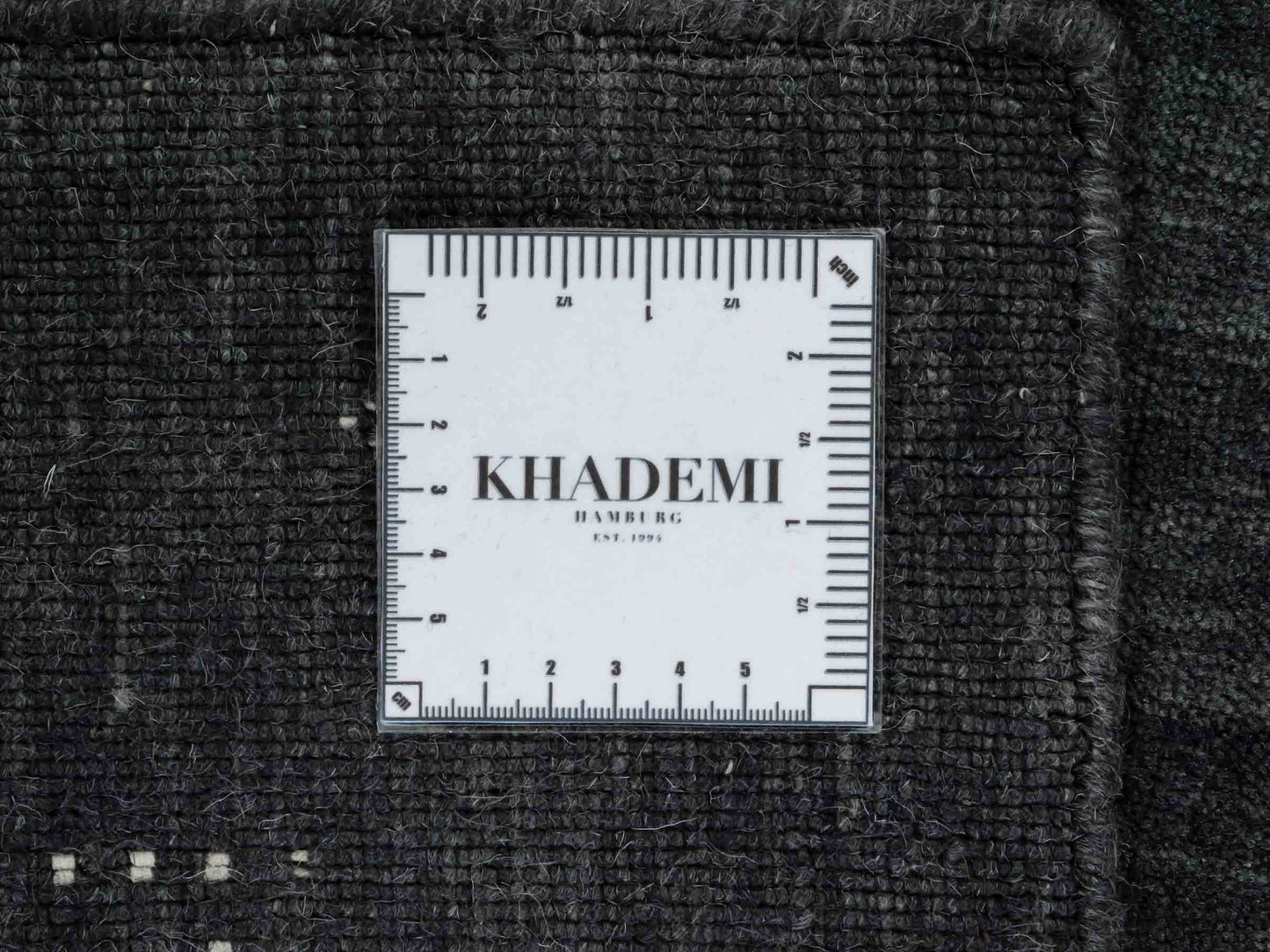 Moderner, Handloom Lori Gabbeh Orientteppich von Khademi aus Wolle, grau. Nomaden-Design. Produziert in Indien. Größe: 150x91cm. Teppichnummer: KB4-1541. Verkauf durch Jupiter Intl.