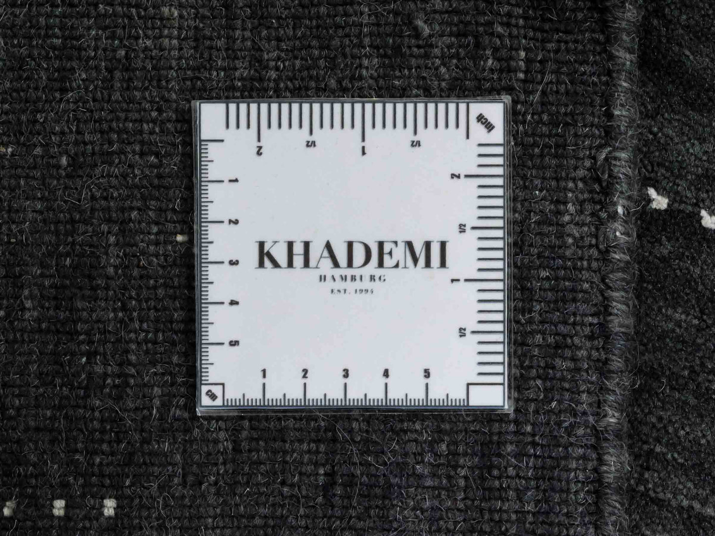 Moderner, Handloom Lori Gabbeh Orientteppich von Khademi aus Wolle, anthrazit. Nomaden-Design. Produziert in Indien. Größe: 150x91cm. Teppichnummer: KB4-1542. Verkauf durch Jupiter Intl.