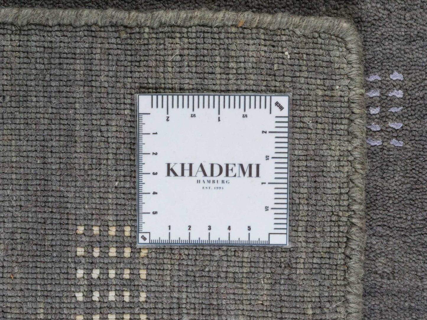 Moderner, Handloom Lori Gabbeh Orientteppich von Khademi aus Wolle, grau. Geometrisches Nomaden-Design. Produziert in Indien. Größe: 150x91cm. Teppichnummer: KB4-1546. Verkauf durch Jupiter Intl.