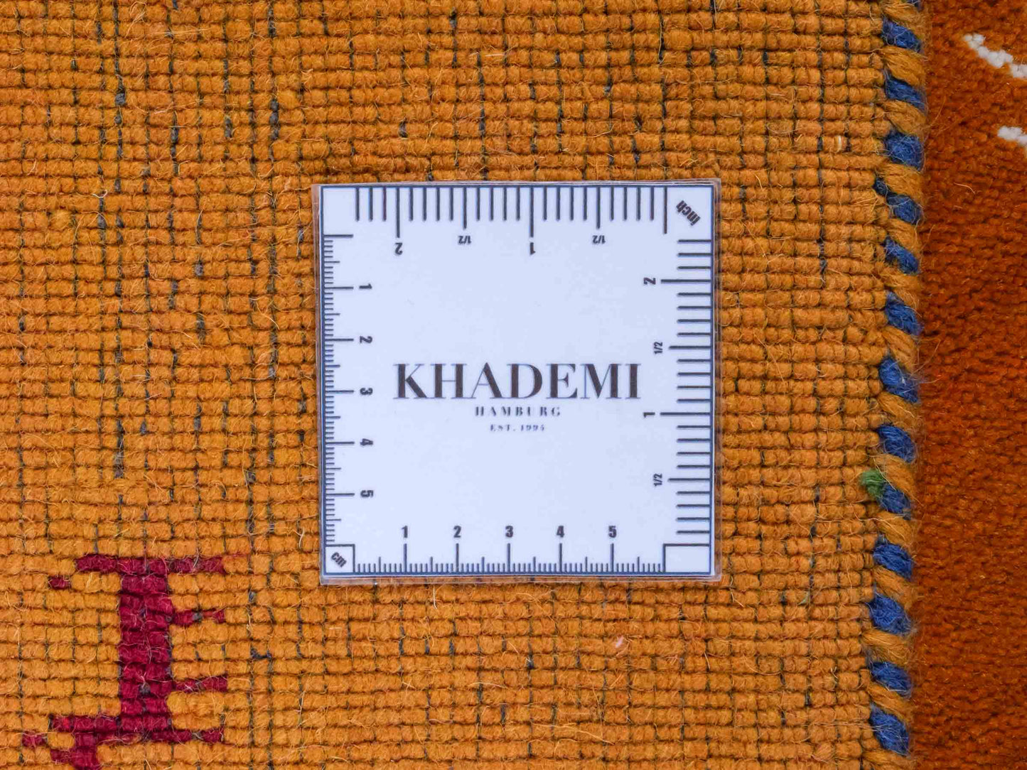 Moderner, Handloom Lori Gabbeh Orientteppich von Khademi aus Wolle, gelb. Geometrisches Nomaden-Design. Produziert in Indien. Größe: 151x84cm. Teppichnummer: KB4-1518. Verkauf durch Jupiter Intl.