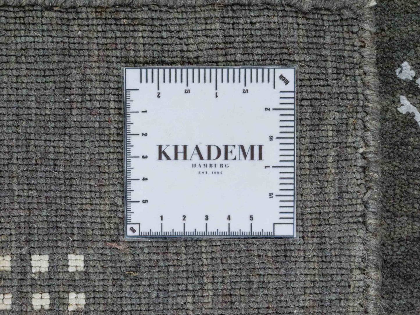 Moderner, Handloom Lori Gabbeh Orientteppich von Khademi aus Wolle, grau. Geometrisches Nomaden-Design. Produziert in Indien. Größe: 151x90cm. Teppichnummer: KB4-1553. Verkauf durch Jupiter Intl.