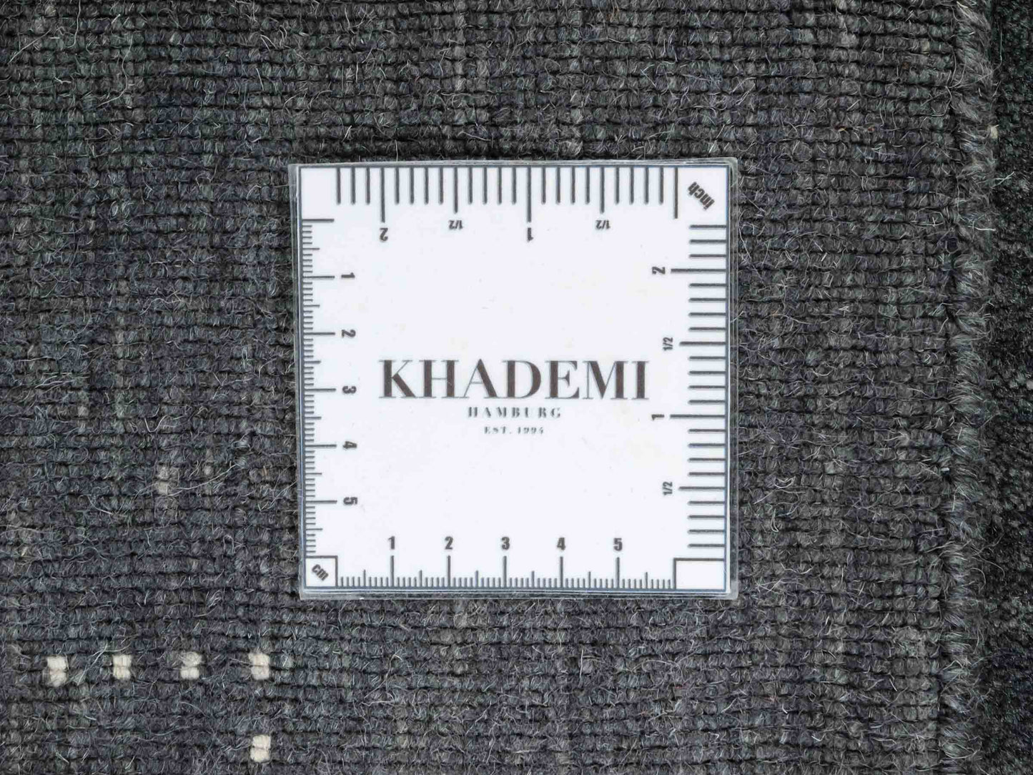 Moderner, Handloom Lori Gabbeh Orientteppich von Khademi aus Wolle, anthrazit. Geometrisches Nomaden-Design. Produziert in Indien. Größe: 151x91cm. Teppichnummer: KB4-1554. Verkauf durch Jupiter Intl.