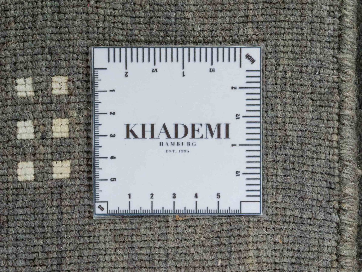 Moderner, Handloom Lori Gabbeh Orientteppich von Khademi aus Wolle, grau. Geometrisches Nomaden-Design. Produziert in Indien. Größe: 151x93cm. Teppichnummer: KB4-1557. Verkauf durch Jupiter Intl.