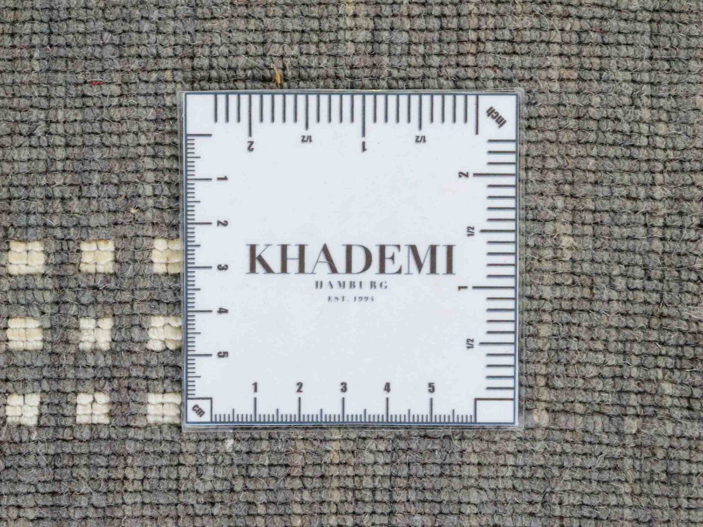 Moderner, Handloom Lori Gabbeh Orientteppich von Khademi aus Wolle, grau. Geometrisches Nomaden-Design. Produziert in Indien. Größe: 152x91cm. Teppichnummer: KB4-1550. Verkauf durch Jupiter Intl.