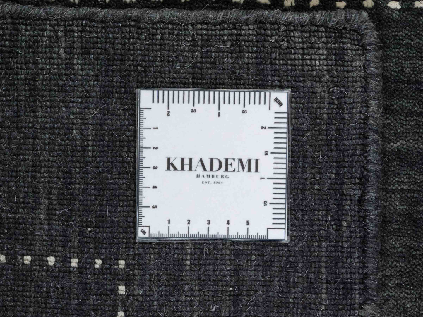 Moderner, Handloom Lori Gabbeh Orientteppich von Khademi aus Wolle, anthrazit. Nomaden-Design. Produziert in Indien. Größe: 152x92cm. Teppichnummer: KB4-1543. Verkauf durch Jupiter Intl.