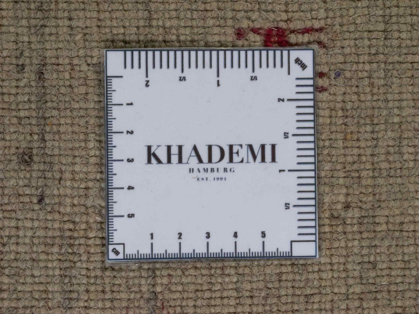 Moderner, Handloom Lori Gabbeh Orientteppich von Khademi aus Wolle, cremeweiß, mehrfarbig. Geometrisches Nomaden-Design. Produziert in Indien. Größe: 199x136cm. Teppichnummer: KB4-1778. Verkauf durch Jupiter Intl.