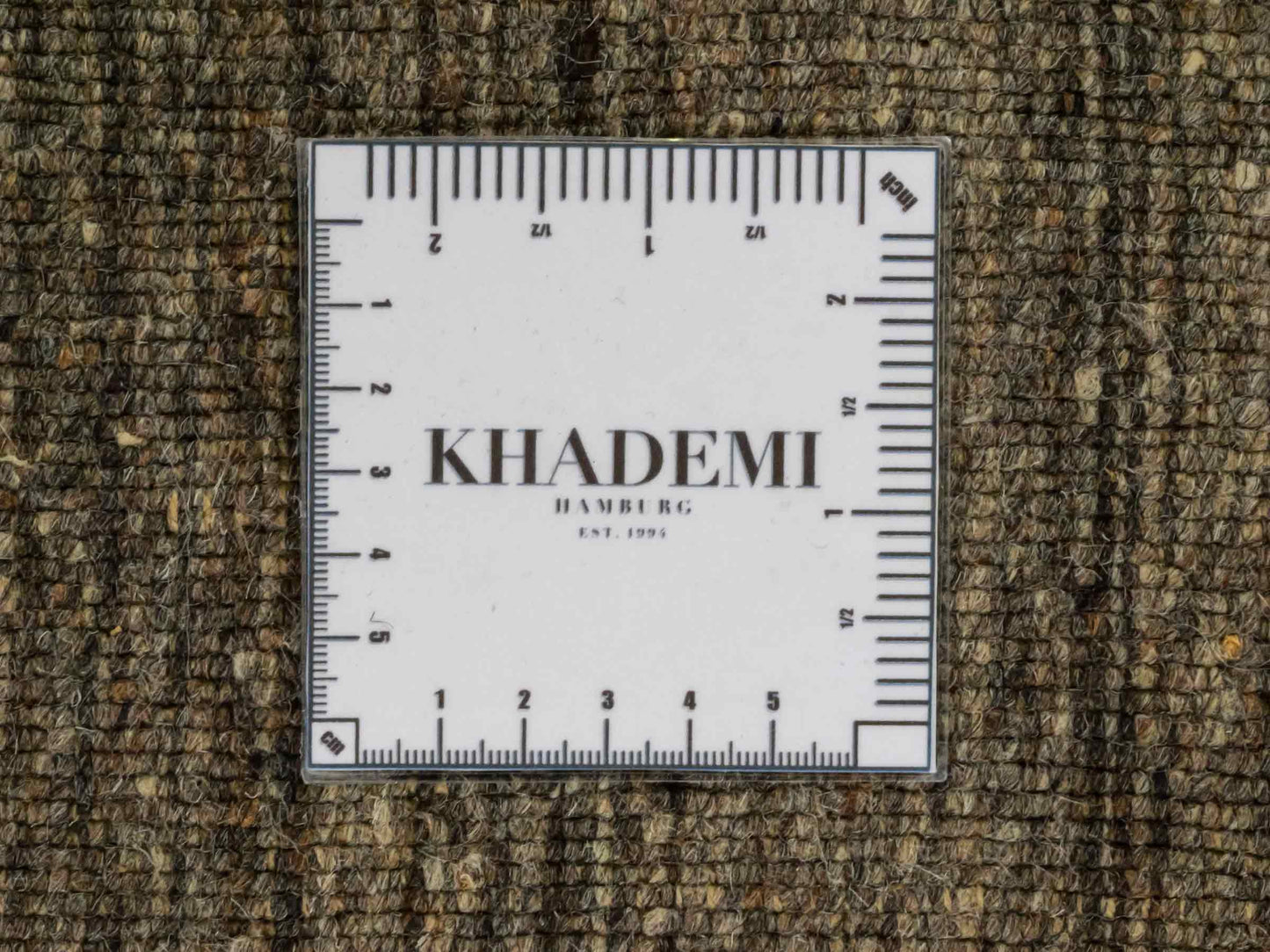 Moderner, Handloom Lori Gabbeh Orientteppich von Khademi aus Wolle, braun, grau, cremeweiß. Geometrisches Nomaden-Design. Produziert in Indien. Größe: 199x138cm. Teppichnummer: KB4-1773. Verkauf durch Jupiter Intl.