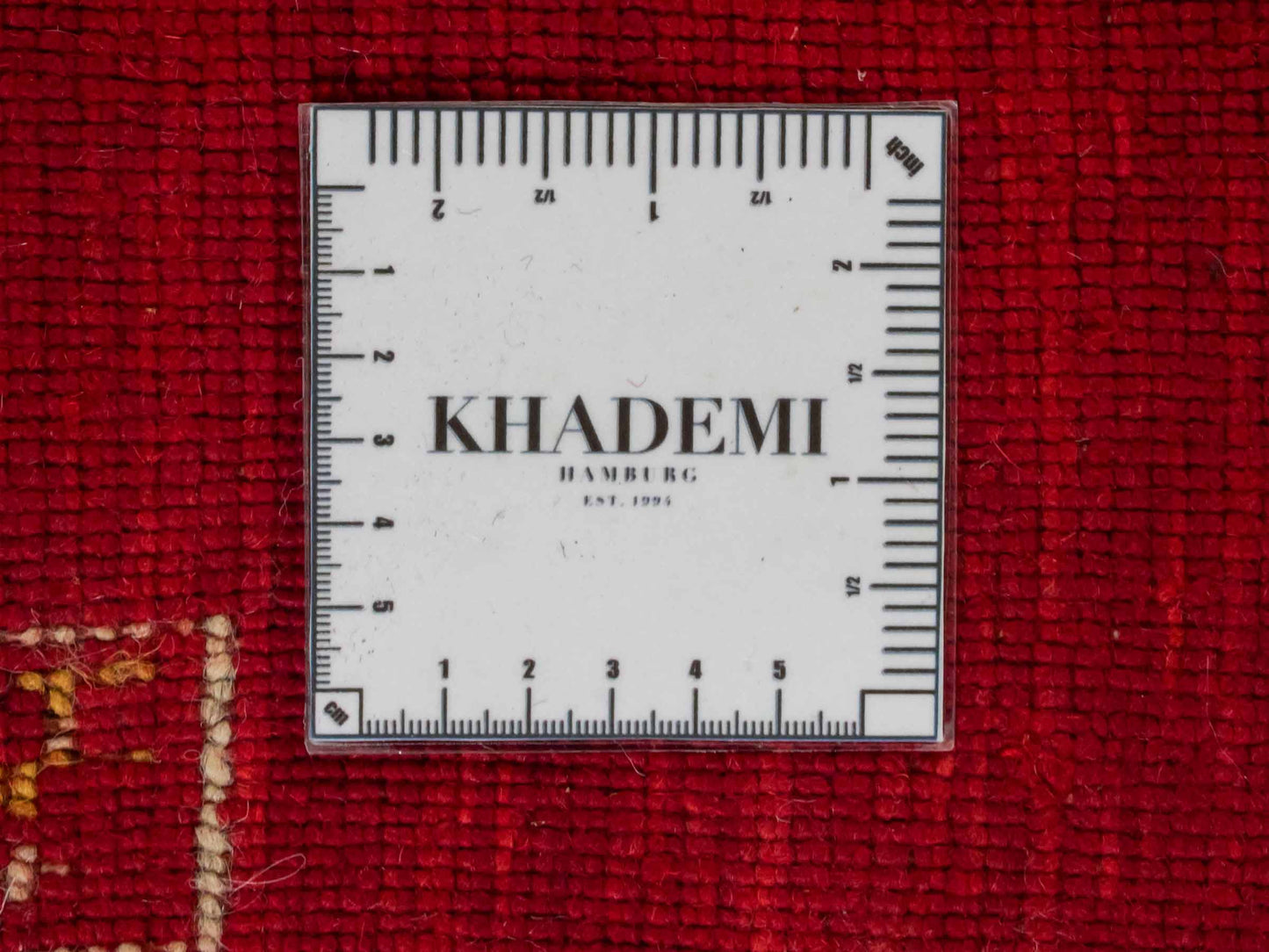 Moderner, Handloom Lori Gabbeh Orientteppich von Khademi aus Wolle, rot. Geometrisches Nomaden-Design. Produziert in Indien. Größe: 199x139cm. Teppichnummer: KB4-1794. Verkauf durch Jupiter Intl.
