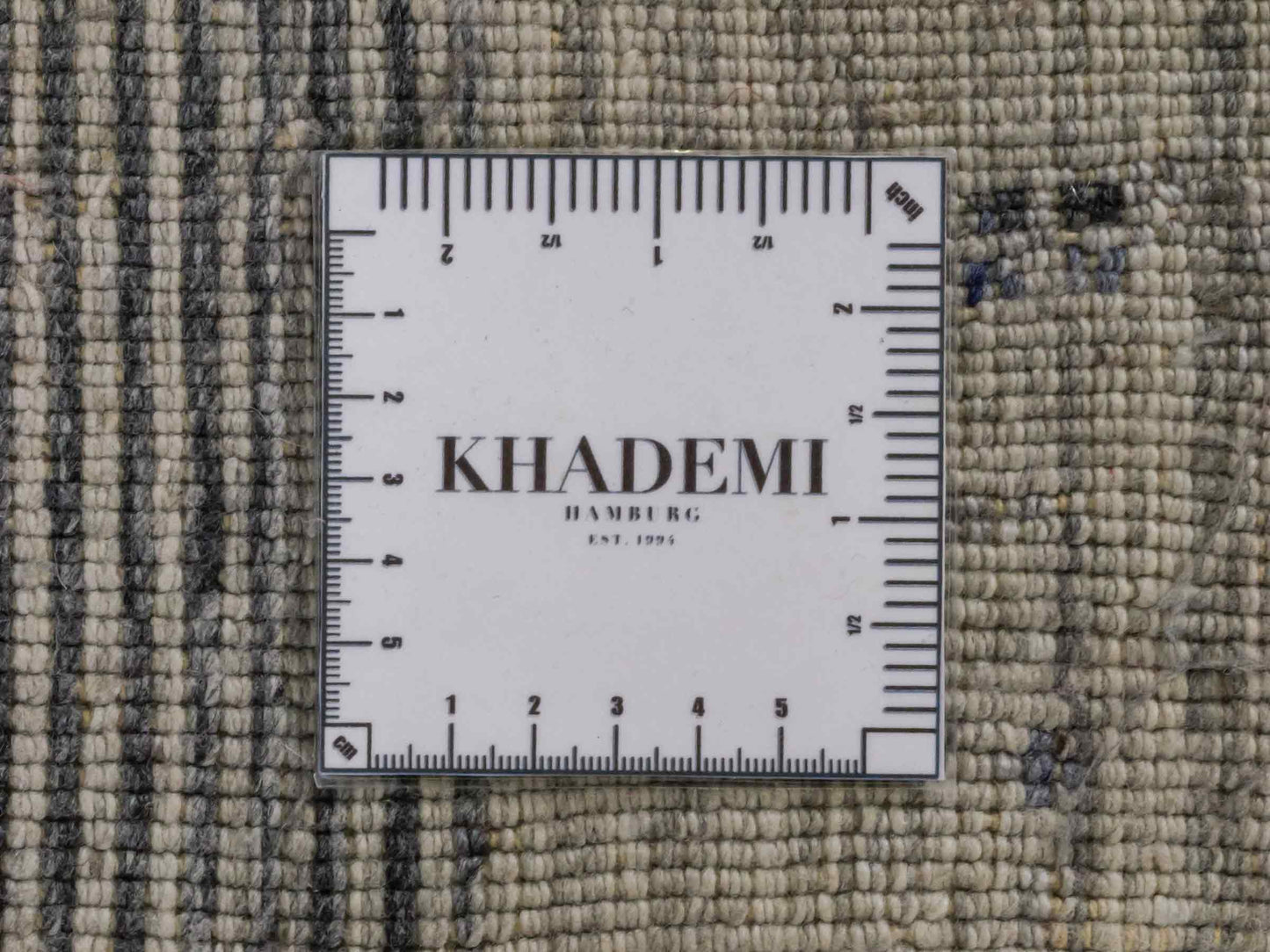 Moderner, Handloom Lori Gabbeh Orientteppich von Khademi aus Wolle, blau, cremeweiß. Geometrisches Nomaden-Design. Produziert in Indien. Größe: 200x132cm. Teppichnummer: KB4-1777. Verkauf durch Jupiter Intl.