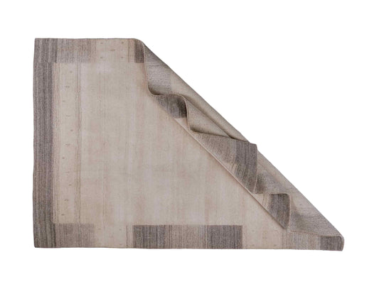 Moderner, Handloom Lori Gabbeh Orientteppich von Khademi aus Wolle, cremeweiß, grau. Geometrisches Nomaden-Design. Produziert in Indien. Größe: 200x137cm. Teppichnummer: KB4-1798. Verkauf durch Jupiter Intl.