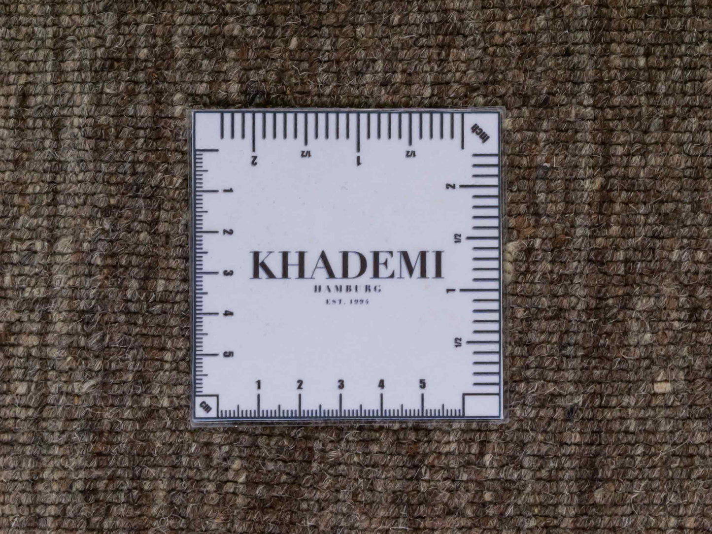 Moderner, Handloom Lori Gabbeh Orientteppich von Khademi aus Wolle, braun, grau. Geometrisches Nomaden-Design. Produziert in Indien. Größe: 201x137cm. Teppichnummer: KB4-1769. Verkauf durch Jupiter Intl.