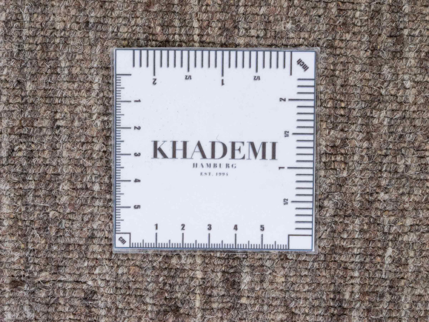 Moderner, Handloom Lori Gabbeh Orientteppich von Khademi aus Wolle, braun, grau, cremeweiß. Geometrisches Nomaden-Design. Produziert in Indien. Größe: 202x142cm. Teppichnummer: KB4-1793. Verkauf durch Jupiter Intl.