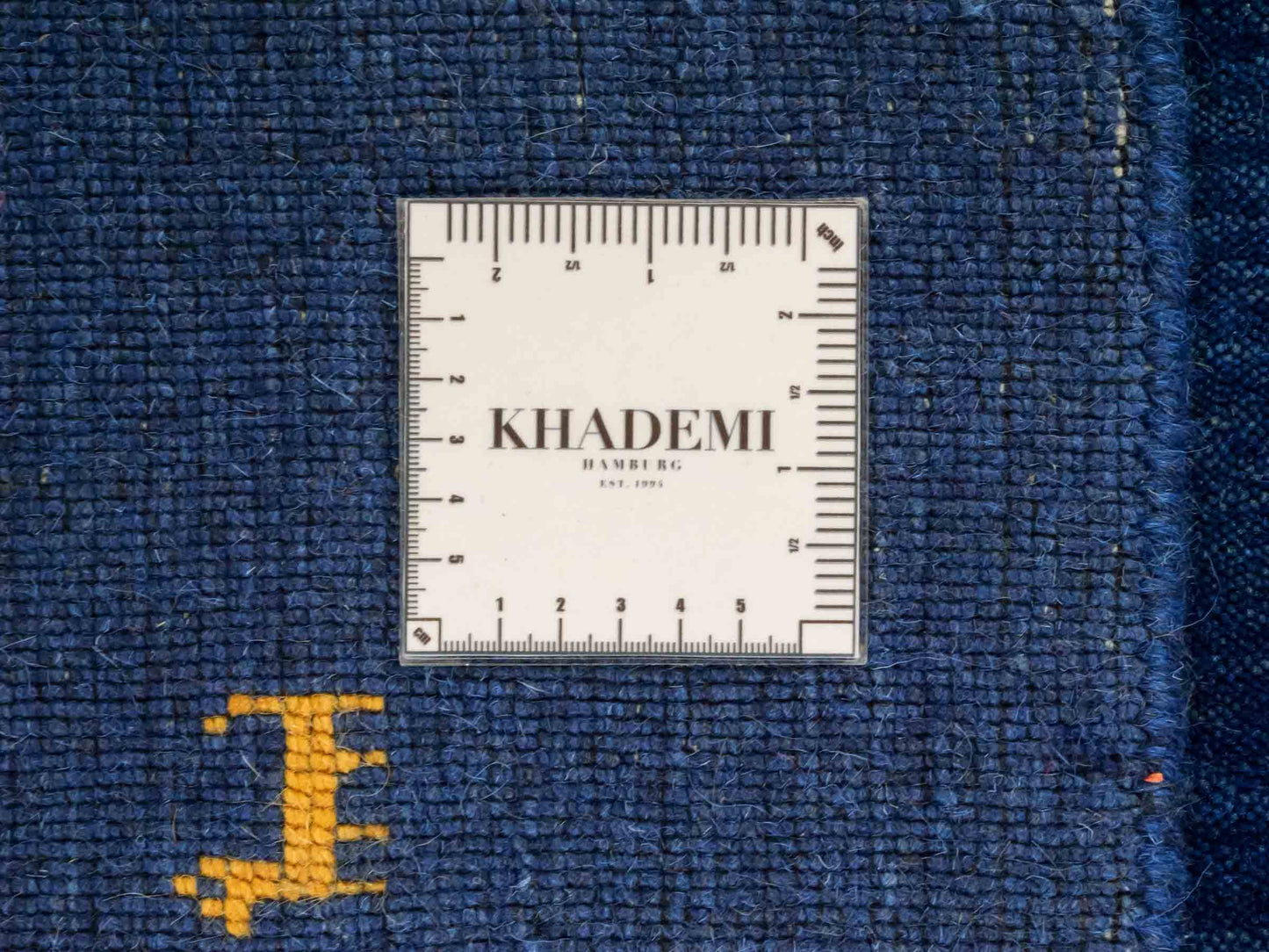 Moderner, Handloom Lori Gabbeh Orientteppich von Khademi aus Wolle, blau. Nomaden-Design. Produziert in Indien. Größe: 231x162cm. Teppichnummer: KB4-1591. Verkauf durch Jupiter Intl.