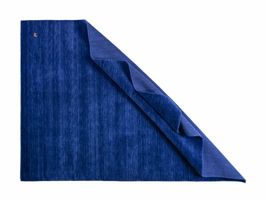 Moderner, Handloom Lori Gabbeh Orientteppich von Khademi aus Wolle, blau. Nomaden-Design. Produziert in Indien. Größe: 231x162cm. Teppichnummer: KB4-1591. Verkauf durch Jupiter Intl.