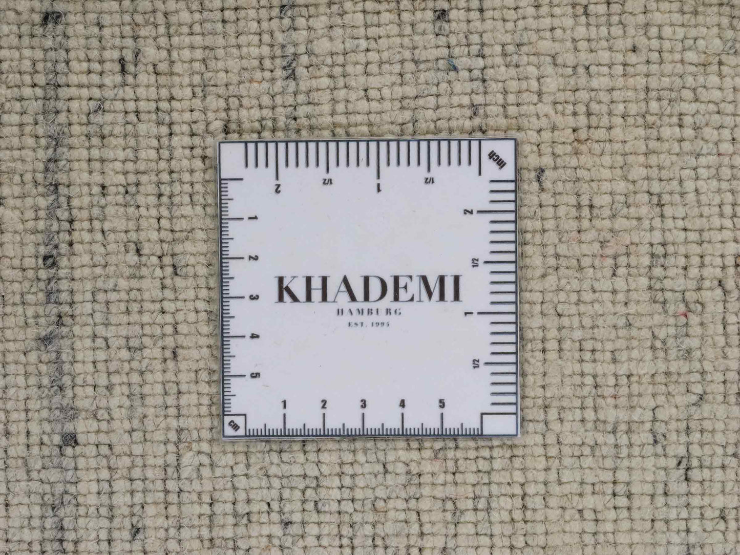 Moderner, Handloom Lori Gabbeh Orientteppich von Khademi aus Wolle, cremeweiß, grau,blau, braun. Geometrisches Nomaden-Design. Produziert in Indien. Größe: 235x172cm. Teppichnummer: KB4-1829. Verkauf durch Jupiter Intl.