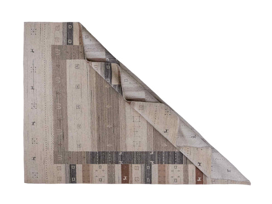 Moderner, Handloom Lori Gabbeh Orientteppich von Khademi aus Wolle, cremeweiß, grau,blau, braun. Geometrisches Nomaden-Design. Produziert in Indien. Größe: 235x172cm. Teppichnummer: KB4-1829. Verkauf durch Jupiter Intl.