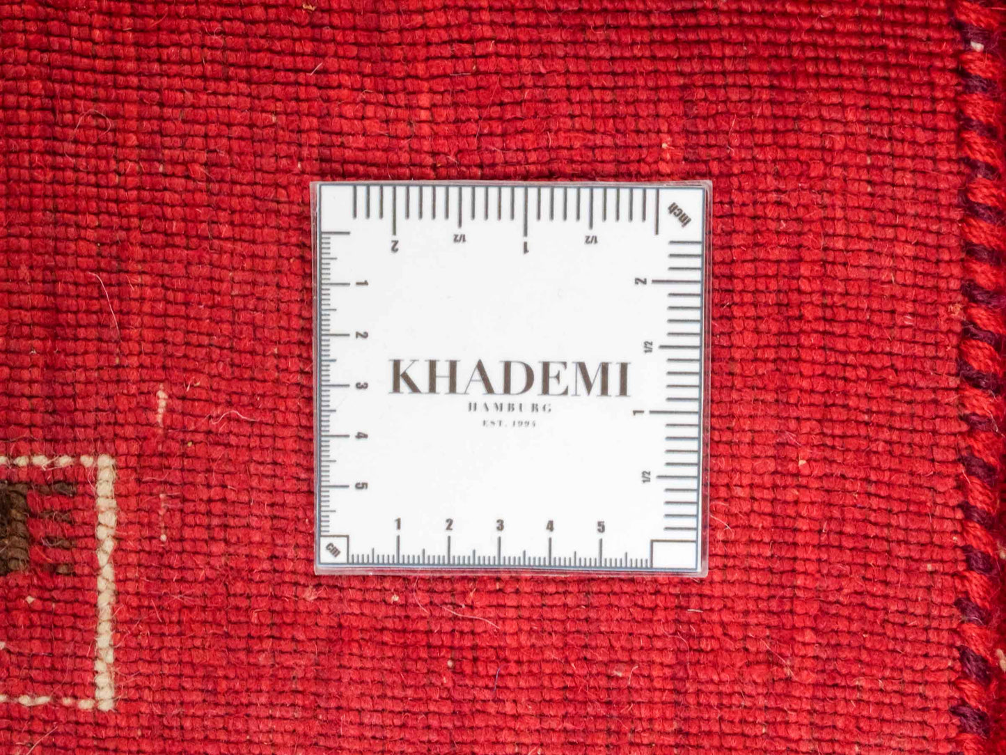 Moderner, Handloom Lori Gabbeh Orientteppich von Khademi aus Wolle, rot. Geometrisches Nomaden-Design. Produziert in Indien. Größe: 239x169cm. Teppichnummer: KB4-1820. Verkauf durch Jupiter Intl.