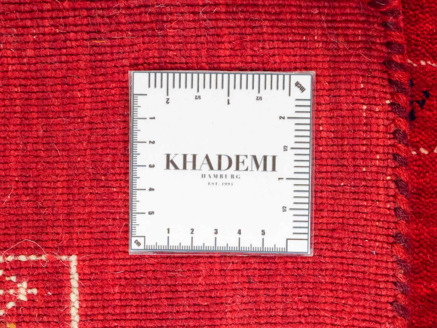 Moderner, Handloom Lori Gabbeh Orientteppich von Khademi aus Wolle, rot. Geometrisches Nomaden-Design. Produziert in Indien. Größe: 243x173cm. Teppichnummer: KB4-1815. Verkauf durch Jupiter Intl.