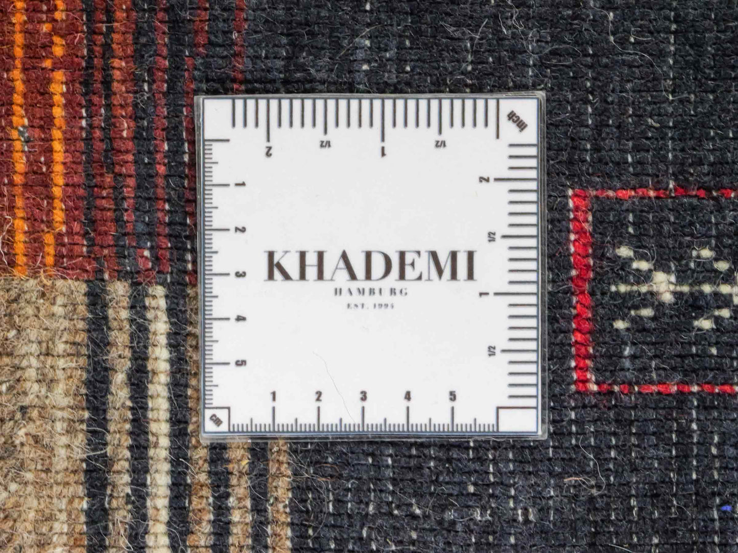 Moderner, Handloom Lori Gabbeh Orientteppich von Khademi aus Wolle, blau, navy, mehrfarbig. Geometrisches Nomaden-Design. Produziert in Indien. Größe: 244x175cm. Teppichnummer: KB4-1817. Verkauf durch Jupiter Intl.