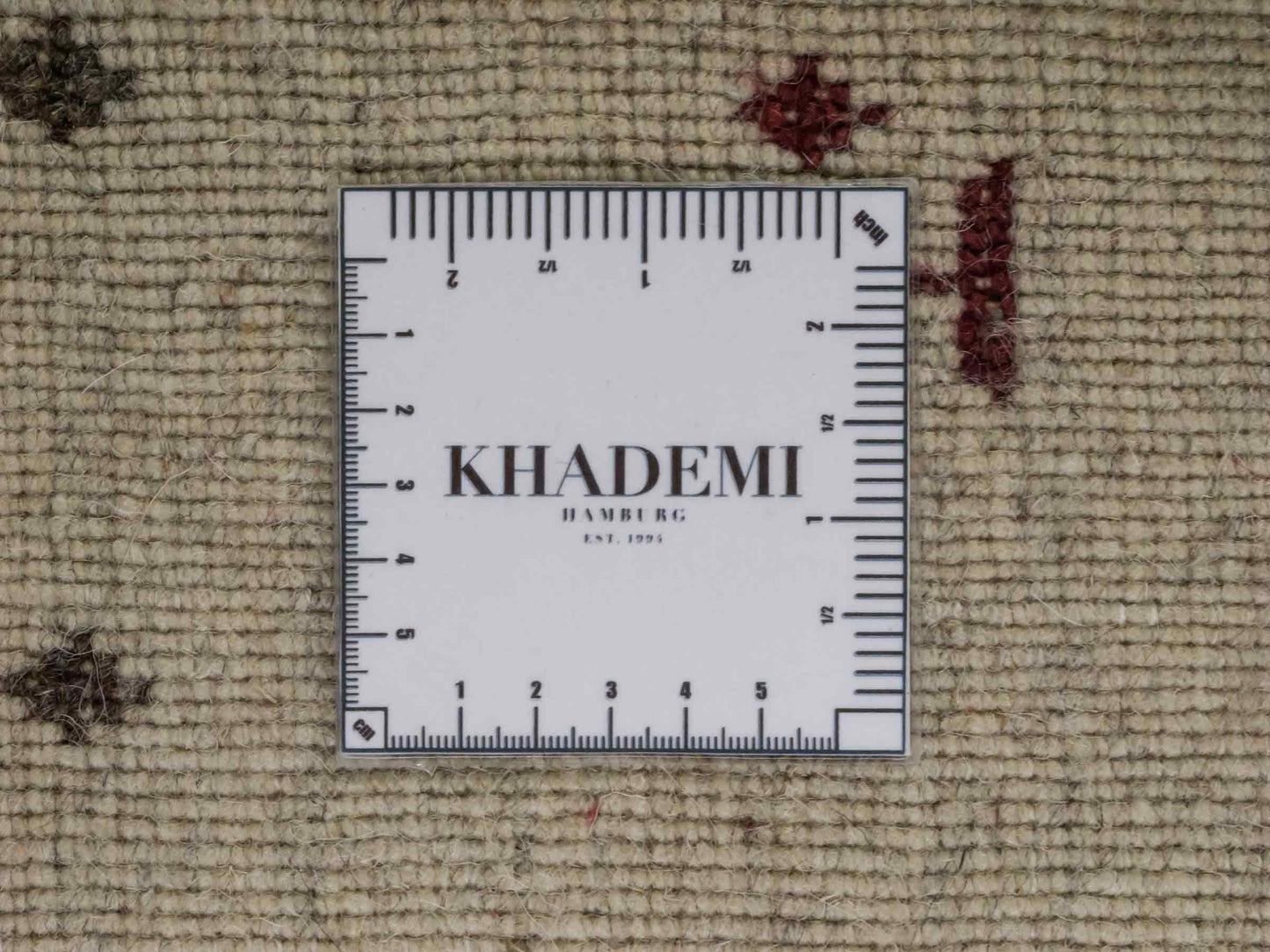 Moderner, Handloom Lori Gabbeh Orientteppich von Khademi aus Wolle, cremeweiß, grau. Geometrisches Nomaden-Design. Produziert in Indien. Größe: 248x170cm. Teppichnummer: KB4-1828. Verkauf durch Jupiter Intl.