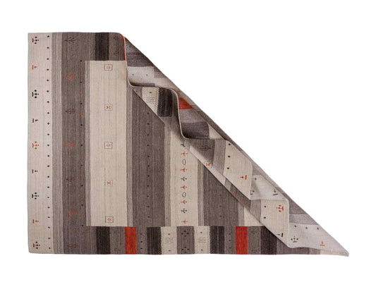 Moderner, Handloom Lori Gabbeh Orientteppich von Khademi aus Wolle, cremeweiß, grau. Geometrisches Nomaden-Design. Produziert in Indien. Größe: 248x170cm. Teppichnummer: KB4-1828. Verkauf durch Jupiter Intl.