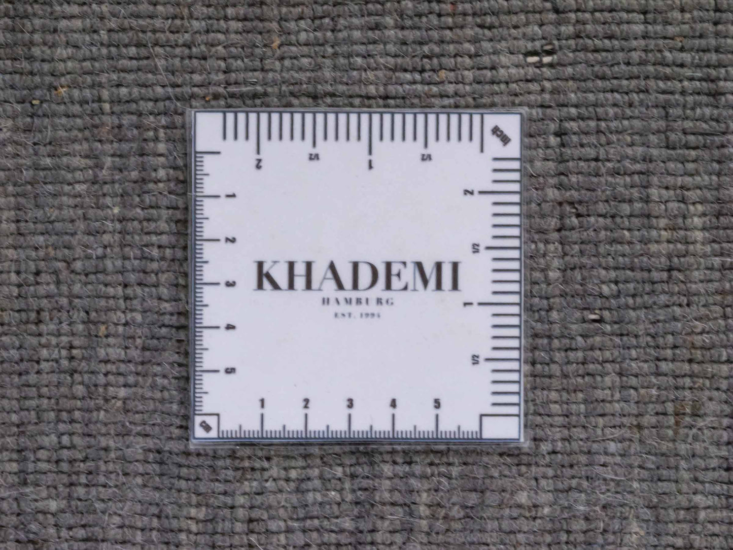 Moderner, Handloom Lori Gabbeh Orientteppich von Khademi aus Wolle, grau. Nomaden-Design. Produziert in Indien. Größe: 298x201cm. Teppichnummer: KB4-1612. Verkauf durch Jupiter Intl.