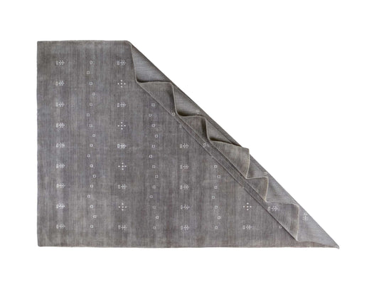 Moderner, Handloom Lori Gabbeh Orientteppich von Khademi aus Wolle, grau. Nomaden-Design. Produziert in Indien. Größe: 298x201cm. Teppichnummer: KB4-1612. Verkauf durch Jupiter Intl.