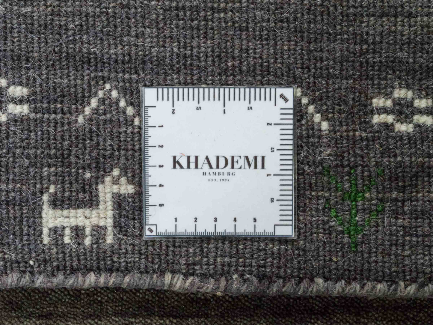 Moderner, Handloom Lori Gabbeh Orientteppich von Khademi aus Wolle, grau. Nomaden-Design. Produziert in Indien. Größe: 60x40cm. Teppichnummer: KB4-1617A. Verkauf durch Jupiter Intl.