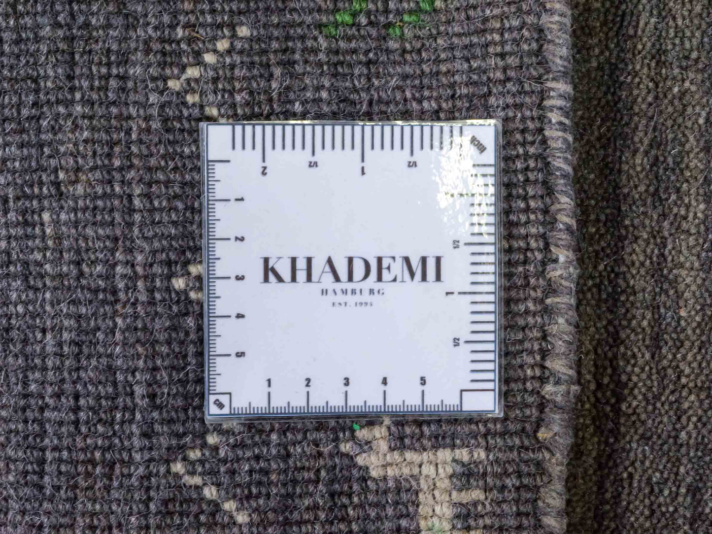 Moderner, Handloom Lori Gabbeh Orientteppich von Khademi aus Wolle, grau. Nomaden-Design. Produziert in Indien. Größe: 60x40cm. Teppichnummer: KB4-1617C. Verkauf durch Jupiter Intl.