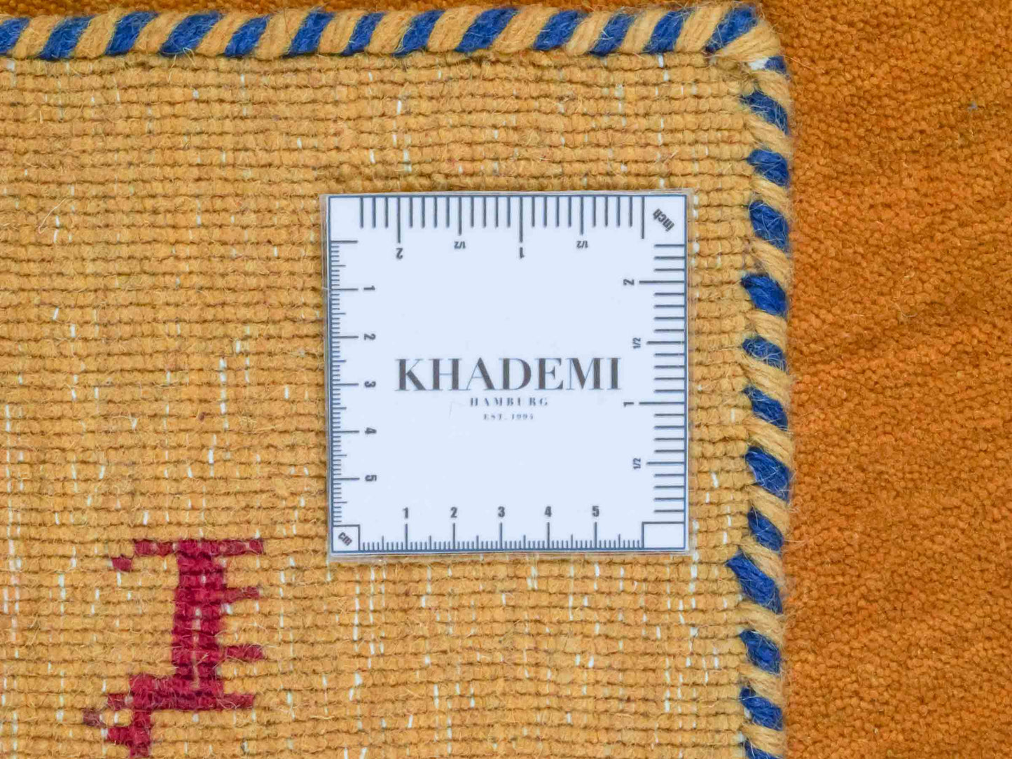 Moderner, Handloom Lori Gabbeh Orientteppich von Khademi aus Wolle, gelb. Nomaden-Design. Produziert in Indien. Größe: 80x78cm. Teppichnummer: KB4-1605. Verkauf durch Jupiter Intl.