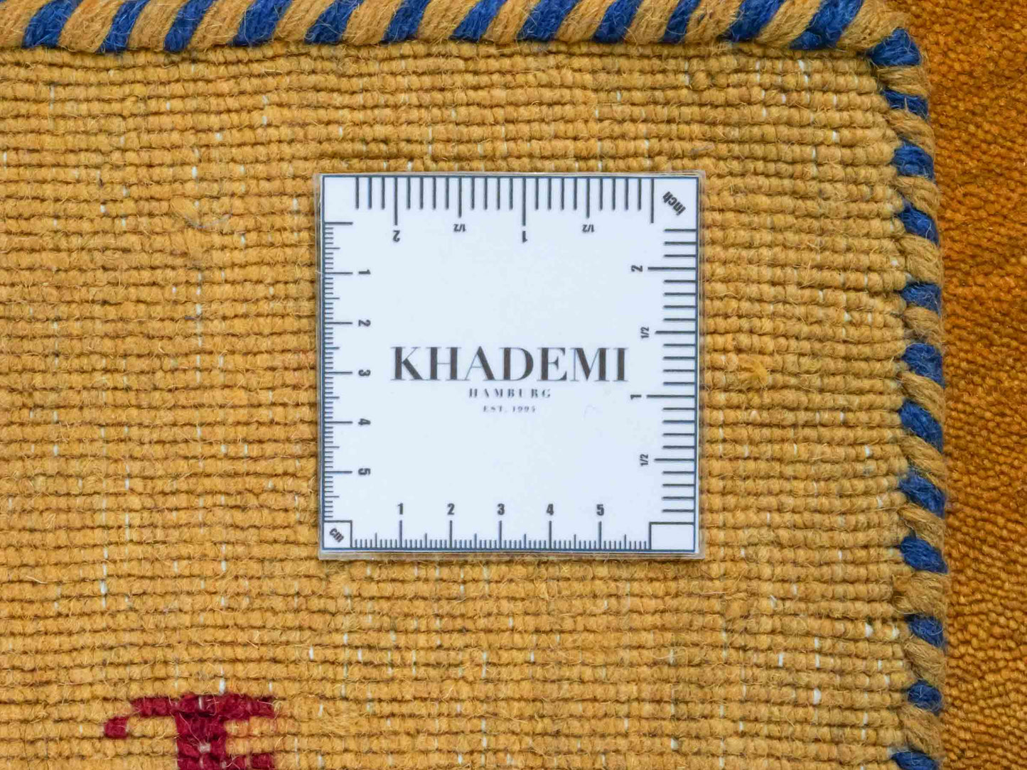 Moderner, Handloom Lori Gabbeh Orientteppich von Khademi aus Wolle, gelb. Nomaden-Design. Produziert in Indien. Größe: 80x80cm. Teppichnummer: KB4-1604. Verkauf durch Jupiter Intl.