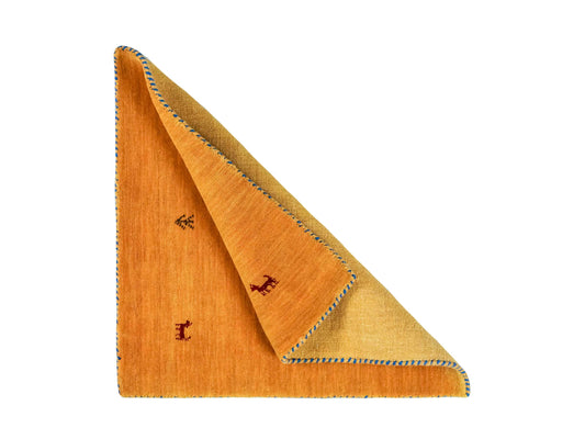 Moderner, Handloom Lori Gabbeh Orientteppich von Khademi aus Wolle, gelb. Nomaden-Design. Produziert in Indien. Größe: 80x80cm. Teppichnummer: KB4-1604. Verkauf durch Jupiter Intl.