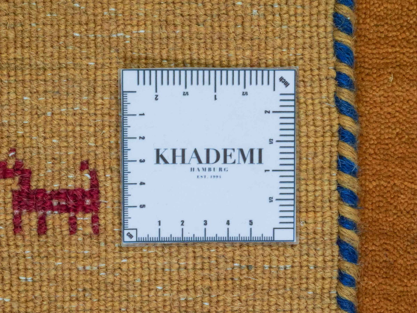 Moderner, Handloom Lori Gabbeh Orientteppich von Khademi aus Wolle, gelb. Nomaden-Design. Produziert in Indien. Größe: 81x78cm. Teppichnummer: KB4-1603. Verkauf durch Jupiter Intl.