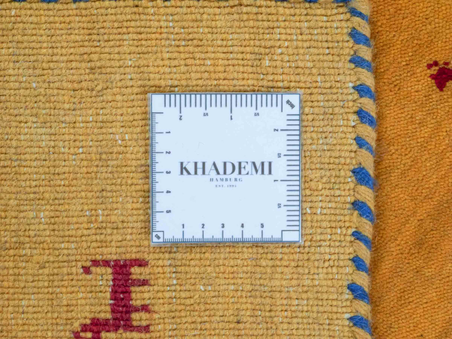 Moderner, Handloom Lori Gabbeh Orientteppich von Khademi aus Wolle, gelb. Nomaden-Design. Produziert in Indien. Größe: 81x78cm. Teppichnummer: KB4-1606. Verkauf durch Jupiter Intl.