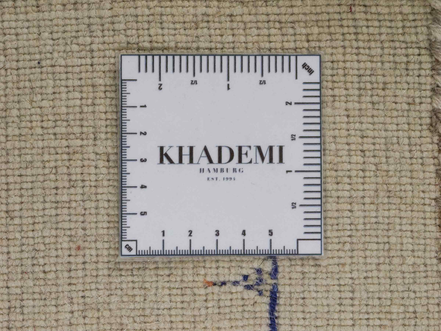 Moderner, Handloom Lori Gabbeh Orientteppich von Khademi aus Wolle mit Bambusseide, cremeweiß, beige, mehrfarbig. Nomaden-Design. Produziert in Indien. Größe: 237x165cm. Teppichnummer: KB4-1826. Verkauf durch Jupiter Intl.