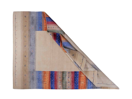 Moderner, Handloom Lori Gabbeh Orientteppich von Khademi aus Wolle mit Bambusseide, cremeweiß, beige, mehrfarbig. Nomaden-Design. Produziert in Indien. Größe: 237x165cm. Teppichnummer: KB4-1826. Verkauf durch Jupiter Intl.