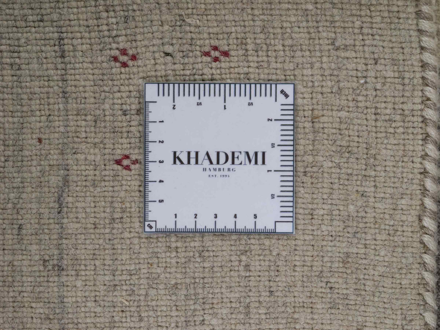 Moderner, Handloom Lori Gabbeh Orientteppich von Khademi aus Wolle mit Bambusseide, cremeweiß, grau, blau, rot. Nomaden-Design. Produziert in Indien. Größe: 239x168cm. Teppichnummer: KB4-1806. Verkauf durch Jupiter Intl.