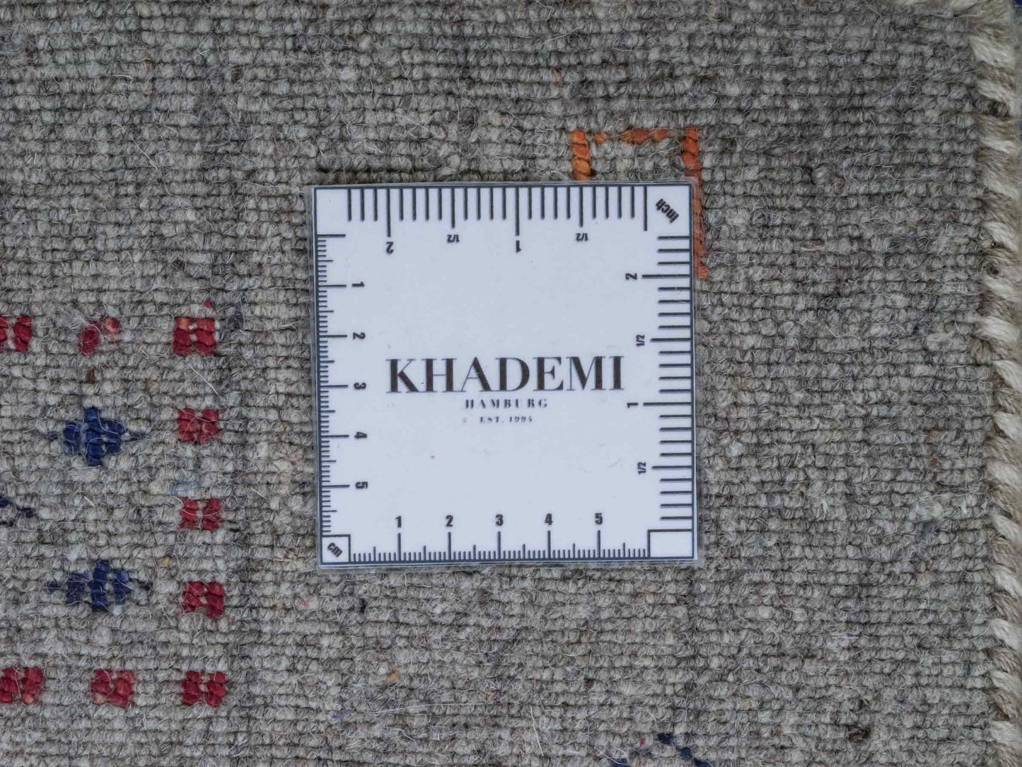 Moderner, Handloom Lori Gabbeh Orientteppich von Khademi aus Wolle mit Bambusseide, grau, mehrfarbig. Nomaden-Design. Produziert in Indien. Größe: 239x171cm. Teppichnummer: KB4-1808. Verkauf durch Jupiter Intl.