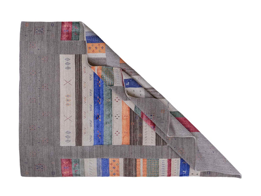 Moderner, Handloom Lori Gabbeh Orientteppich von Khademi aus Wolle mit Bambusseide, grau, mehrfarbig. Nomaden-Design. Produziert in Indien. Größe: 239x171cm. Teppichnummer: KB4-1808. Verkauf durch Jupiter Intl.