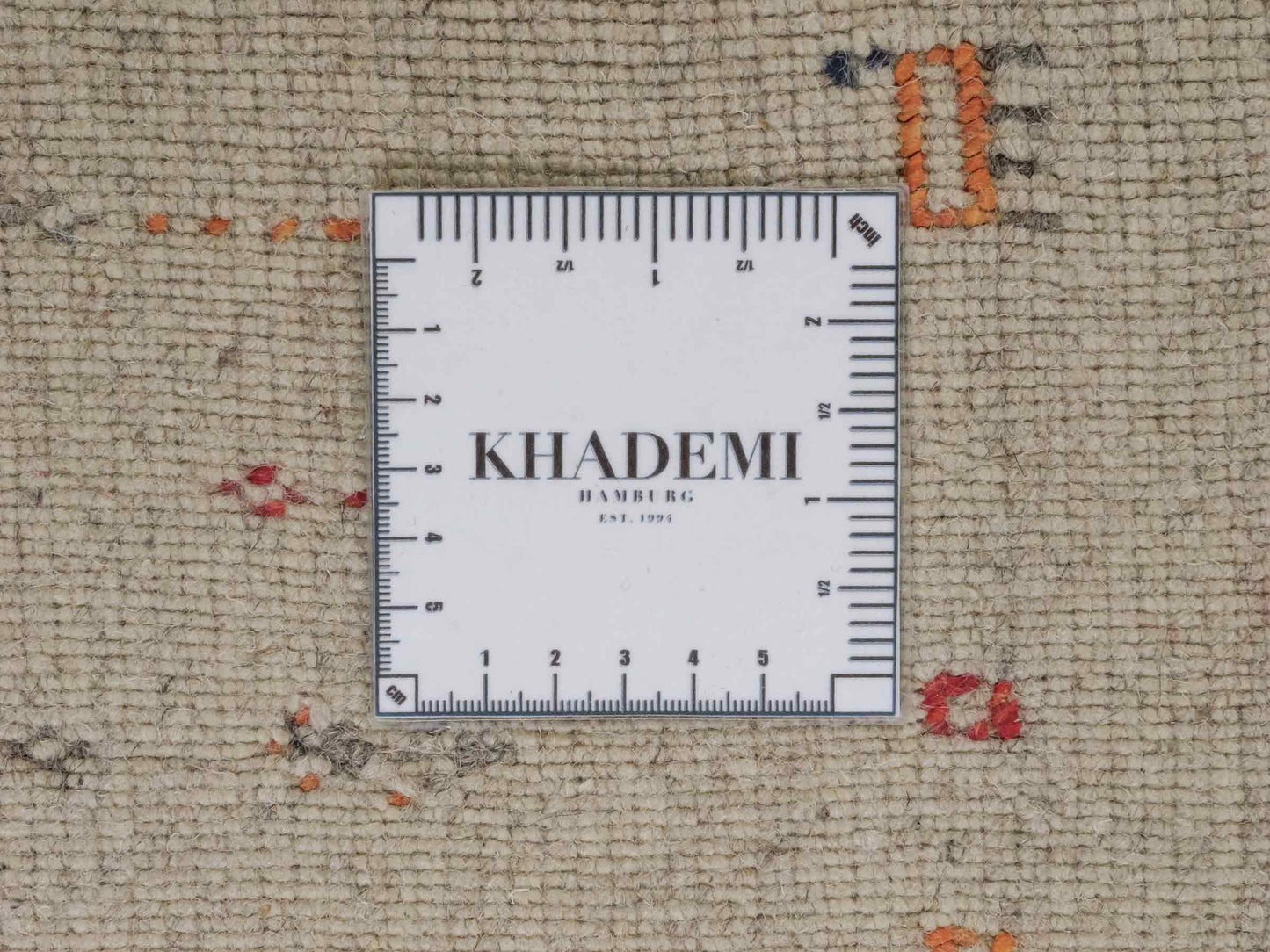 Moderner, Handloom Lori Gabbeh Orientteppich von Khademi aus Wolle mit Bambusseide, cremeweiß, grau, mehrfarbig. Nomaden-Design. Produziert in Indien. Größe: 239x173cm. Teppichnummer: KB4-1804. Verkauf durch Jupiter Intl.