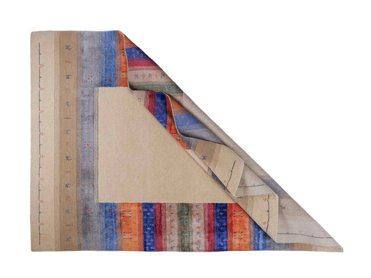 Moderner, Handloom Lori Gabbeh Orientteppich von Khademi aus Wolle mit Bambusseide, cremeweiß, beige, mehrfarbig. Nomaden-Design. Produziert in Indien. Größe: 240x170cm. Teppichnummer: KB4-1818. Verkauf durch Jupiter Intl.